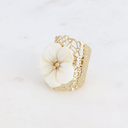 Bague large Blandina - anneau motif feuillage ajouré et pièce florale nacrée