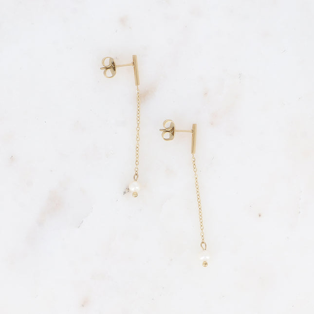 Boucles pendantes Lyra - barre fine, chaîne pendante et perle d'eau douce