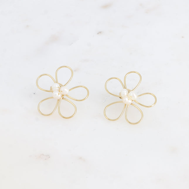 Boucles puces - fleur ajourée et perles d'eau douce