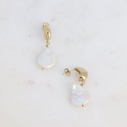 Boucles pendantes - demi anneau goutte et grande perle d'eau douce plate