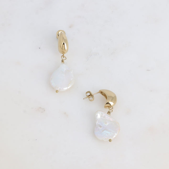 Boucles pendantes - demi anneau goutte et grande perle d'eau douce plate
