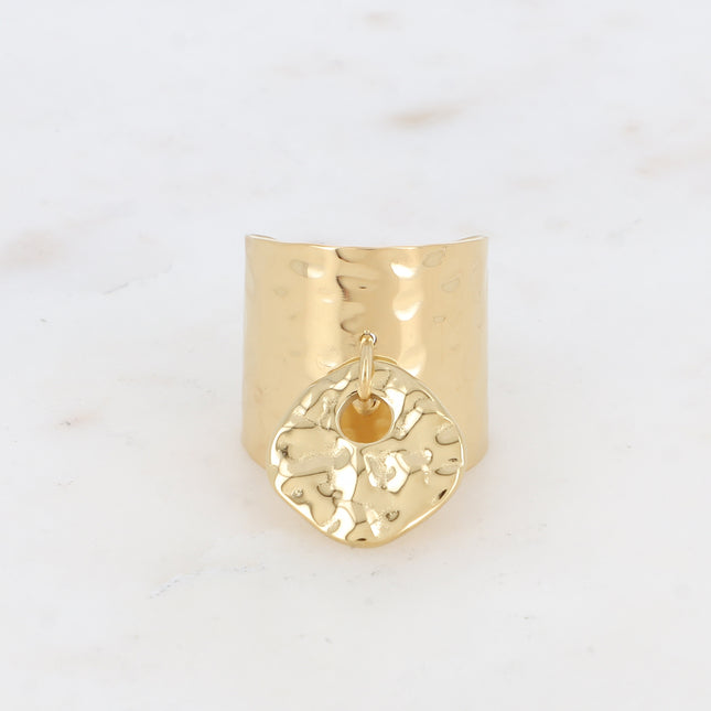 Bague large Edmée - anneau martelé et pampille carré martelé