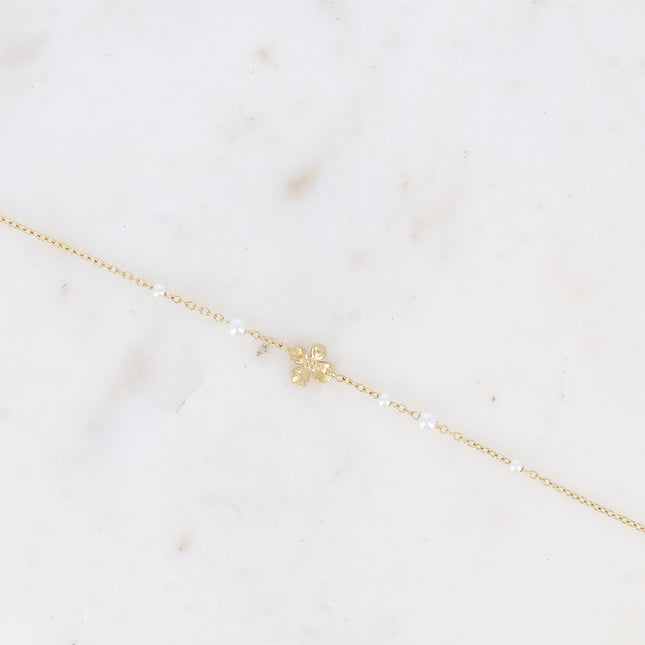 Bracelet Fleurine - fleur texturée et perles de résine blanche