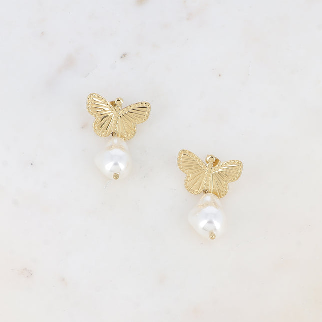 Boucles pendantes Mirae - papillon texturé et perle de résine blanche