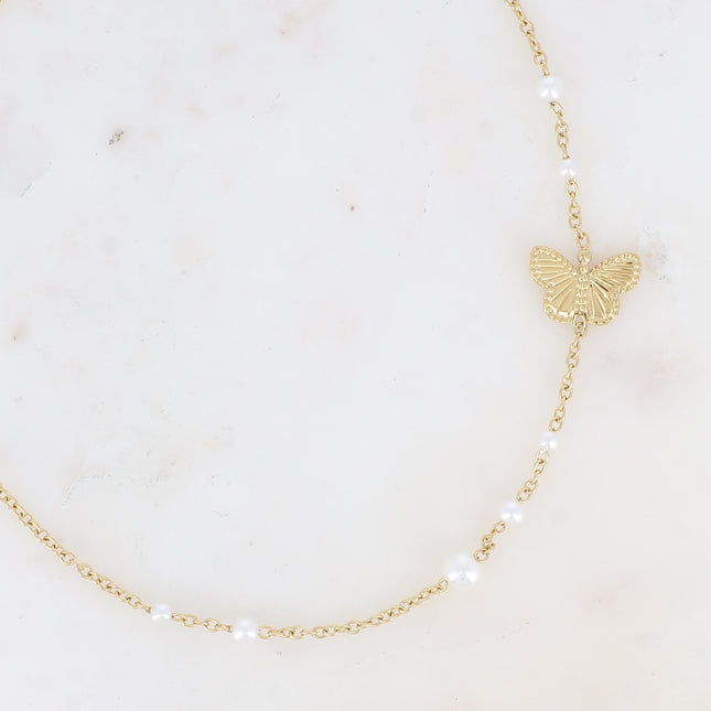 Collier Mirae - papillon texturé et perles de résine blanche