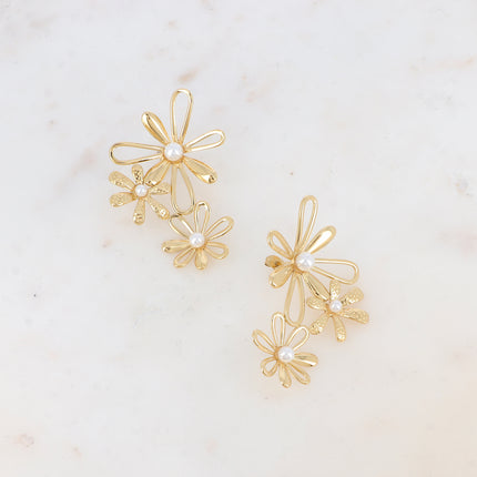 Boucles puces - 3 fleurs ajourées avec perles de résine blanche 40x56mm