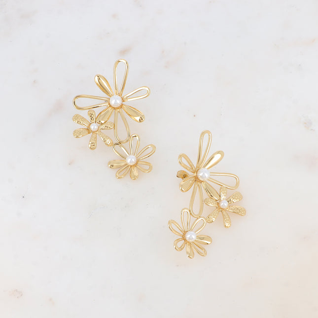 Boucles puces - 3 fleurs ajourées avec perles de résine blanche 40x56mm