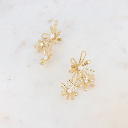 Boucles puces - 3 fleurs ajourées avec perles de résine blanche 40x56mm