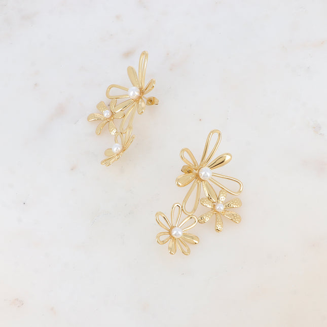 Boucles puces - 3 fleurs ajourées avec perles de résine blanche 40x56mm