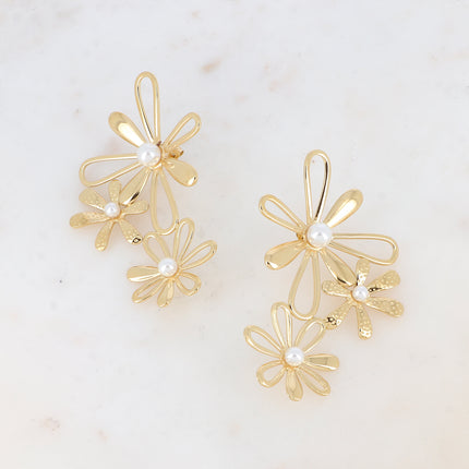 Boucles puces - 3 fleurs ajourées avec perles de résine blanche 52x78mm