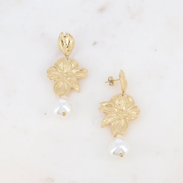 Boucles pendantes - motif feuillage et perle de résine blanche