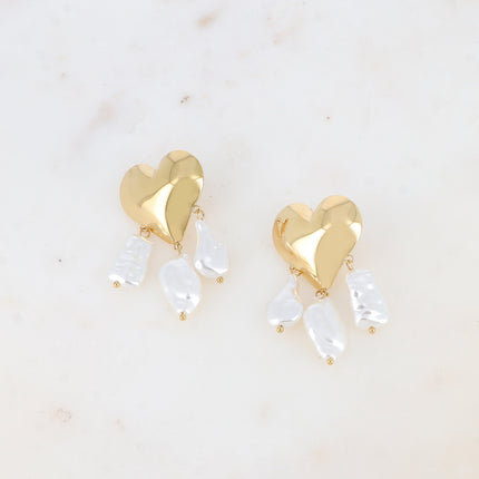 Boucles pendantes Katya - coeur et 3 perles de résine blanche