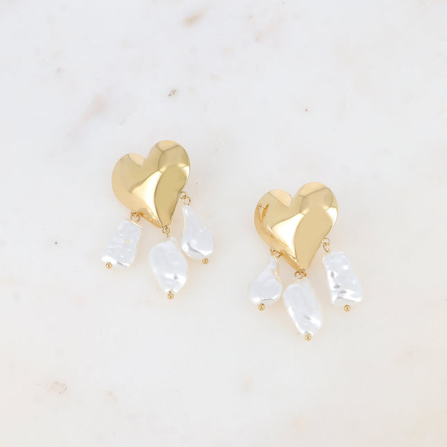 Boucles pendantes Katya - coeur et 3 perles de résine blanche