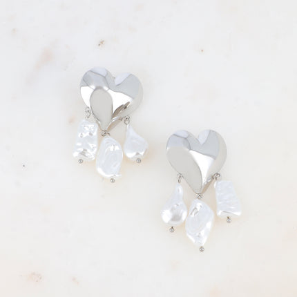 Boucles pendantes Katya - coeur et 3 perles de résine blanche