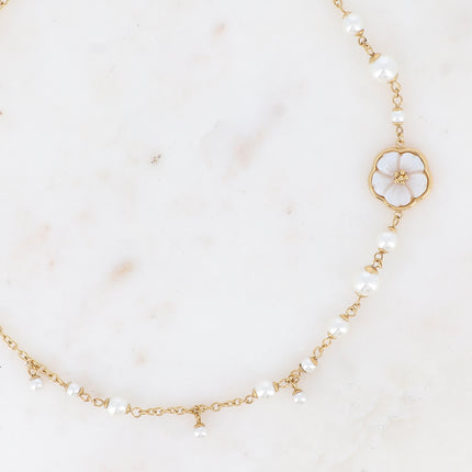 Collier - perles de résine blanche et fleur nacrée plate 17mm