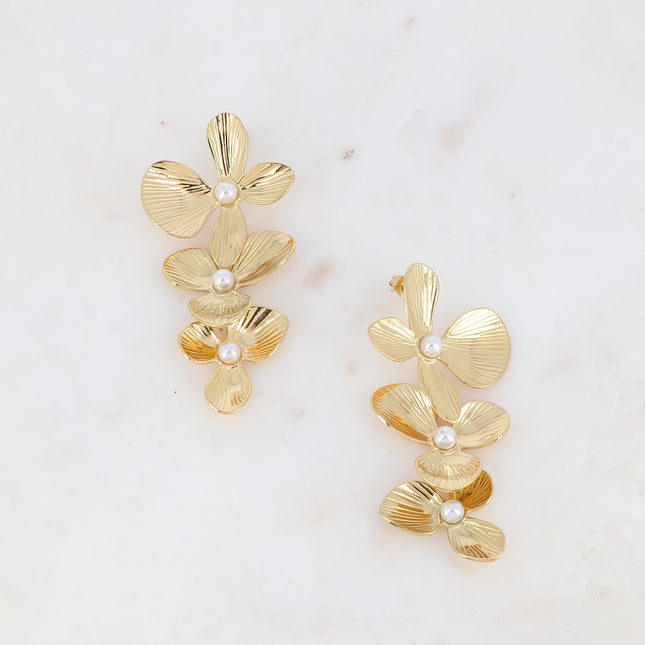 Boucles pendantes - 3 fleurs texturées et perles de résine blanche
