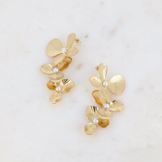 Boucles pendantes - 3 fleurs texturées et perles de résine blanche