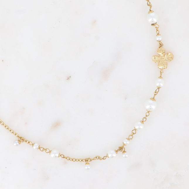 Collier Kaïna - perles de résine blanche et pendentif fleur