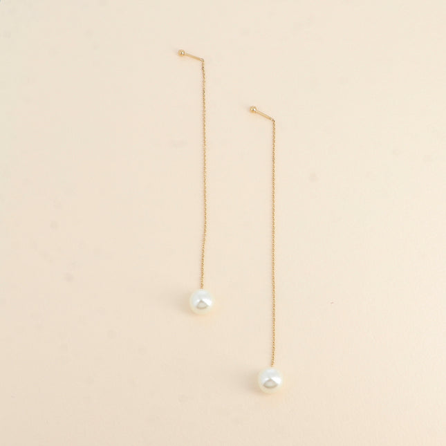Boucles pendantes - chaîne et perle de résine blanche, fermoir à vis