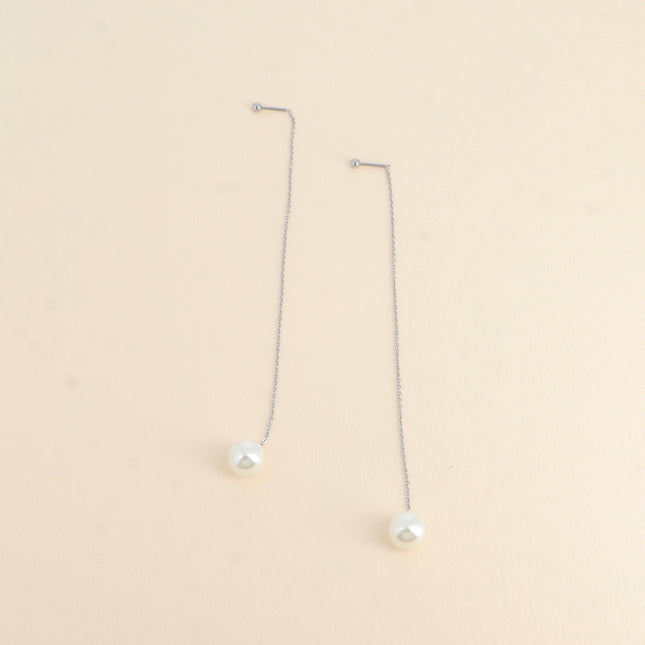 Boucles pendantes - chaîne et perle de résine blanche, fermoir à vis