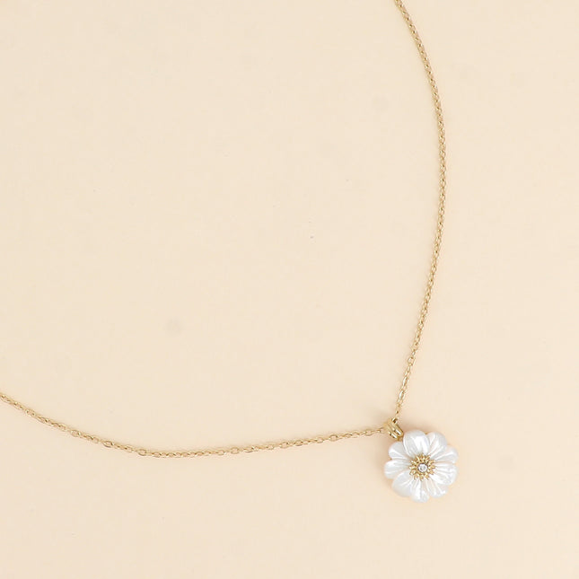 Collier - fleur en pierre naturelle et oxyde de zirconium