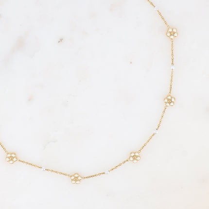 Collier - perles de résine blanche, petites fleurs émaillées