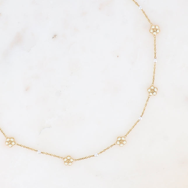 Collier - perles de résine blanche, petites fleurs émaillées