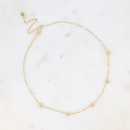 Collier - perles de résine blanche, petites fleurs émaillées