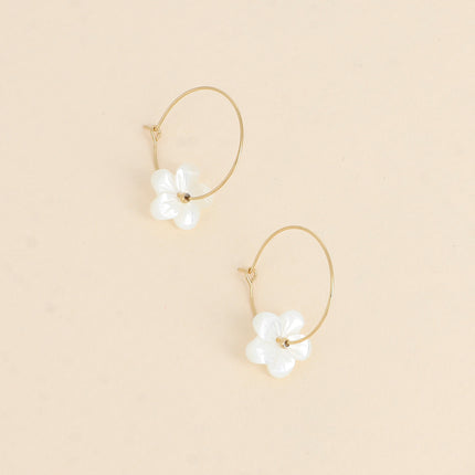 Hoop earrings - mother-of-pearl flower 12 mm