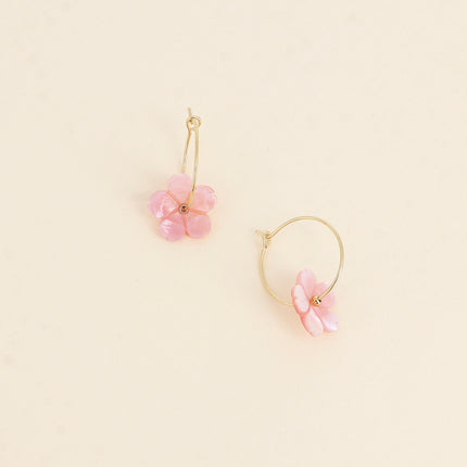 Hoop earrings - mother-of-pearl flower 15mm
