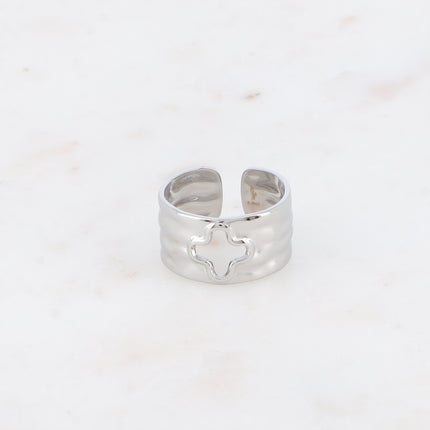 Bague - anneau martelé avec trèfle ajouré