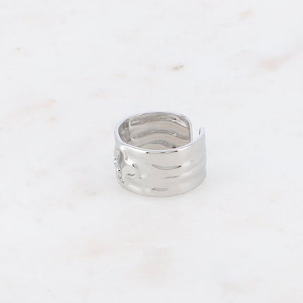 Bague - anneau martelé avec trèfle ajouré