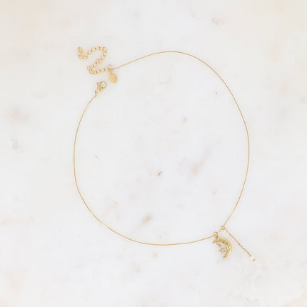 Collier Caitría - maille serpent, lune texturée, étoile et cristal, perles d'eau douce