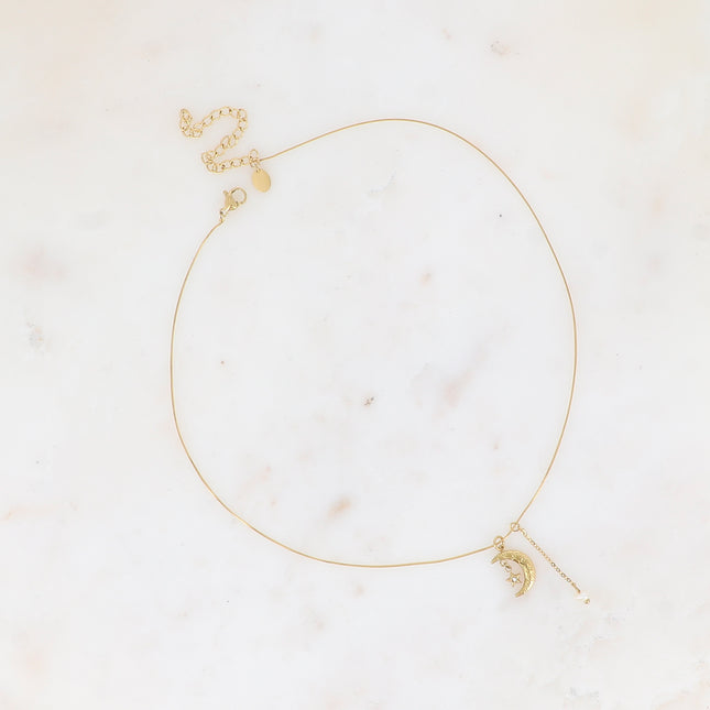 Collier Caitría - maille serpent, lune texturée, étoile et cristal, perles d'eau douce