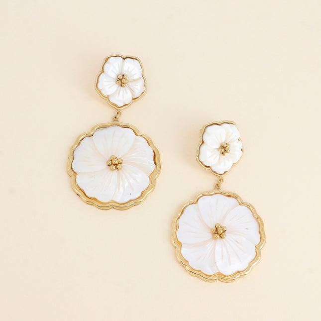 Boucles pendantes XL Eulalie - double fleur nacrée