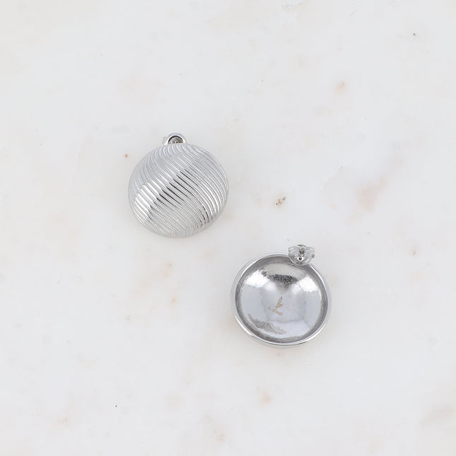 Boucles puces - pièce ronde aux lignes ondulées gravées 25mm