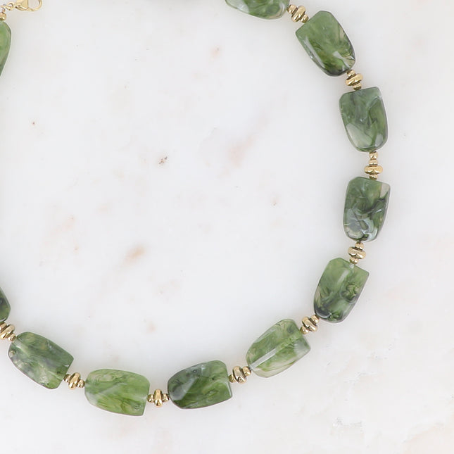 Collier sur câble - perles en résine colorée