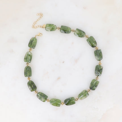 Collier sur câble - perles en résine colorée