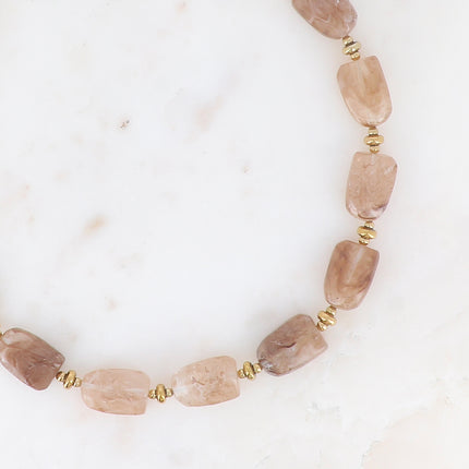 Collier sur câble - perles en résine colorée