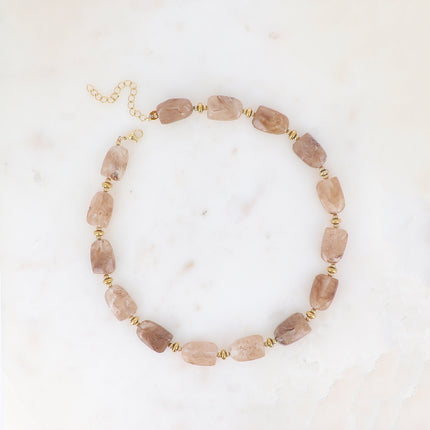 Collier sur câble - perles en résine colorée