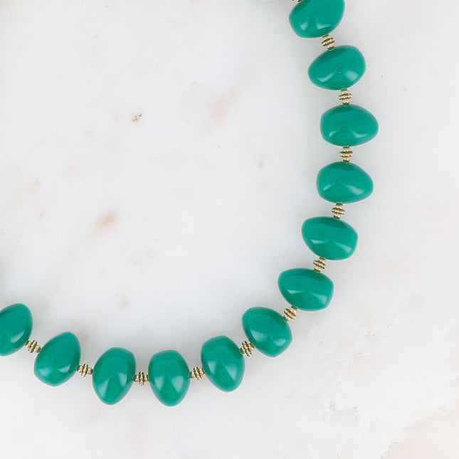 Collier sur cordon - perles en résine colorée