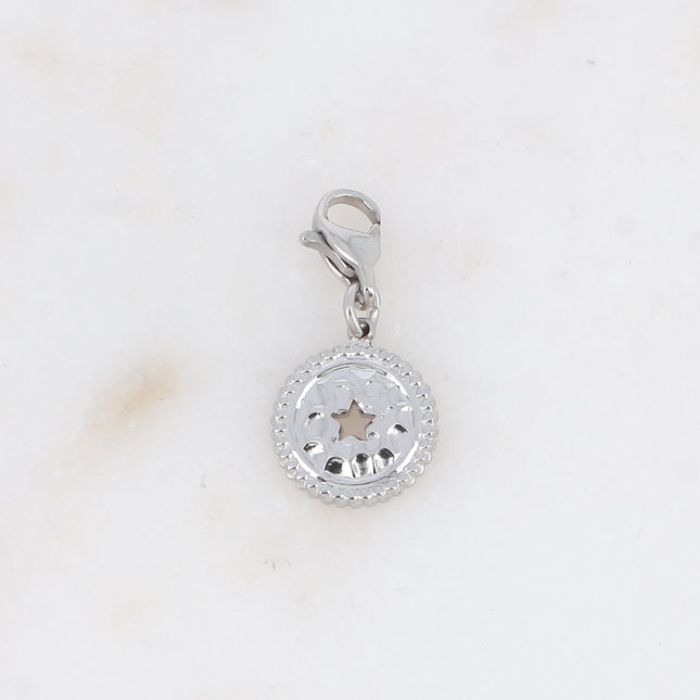 Charm - médaillon rond martelé et étoile ajourée