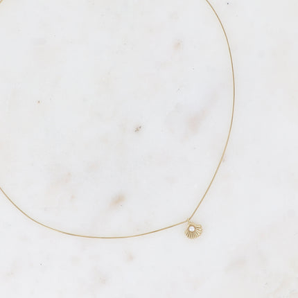 Collier - maille fine type serpent avec petit pendentif coquillage et boule de résine blanche