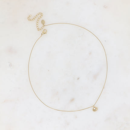 Collier - maille fine type serpent avec petit pendentif coquillage et boule de résine blanche