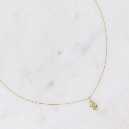 Collier Linnea - maille fine type serpent avec petit pendentif serpent