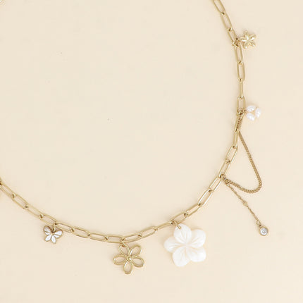 Collier - maille avec fleur nacrée 23mm et breloques (fleurs, papillon, cristal et perles d'eau douce)