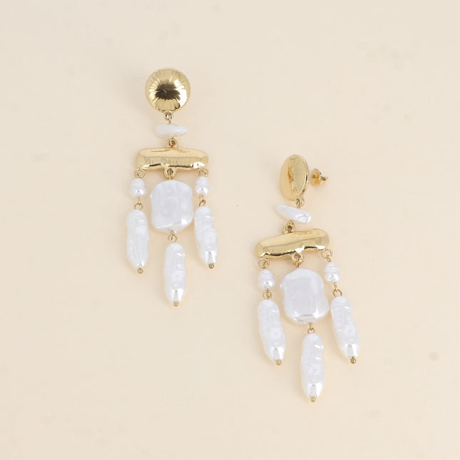 Boucles pendantes Aelysa - pièces texturées et perles en résine blanche