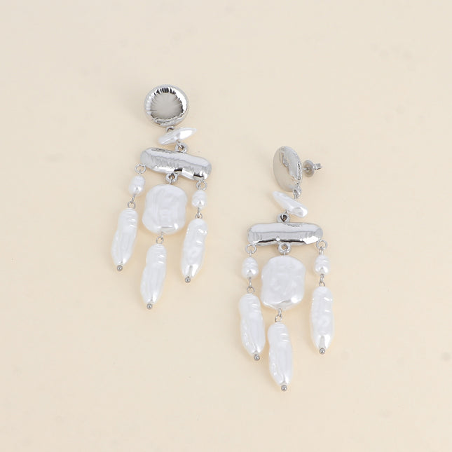 Boucles pendantes Aelysa - pièces texturées et perles en résine blanche