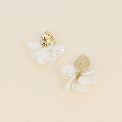 Boucles pendantes Isalina - pièces style pétales en résine blanche nacrée