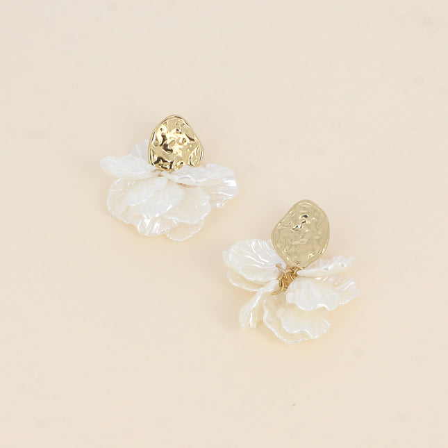 Boucles pendantes Isalina - pièces style pétales en résine blanche nacrée